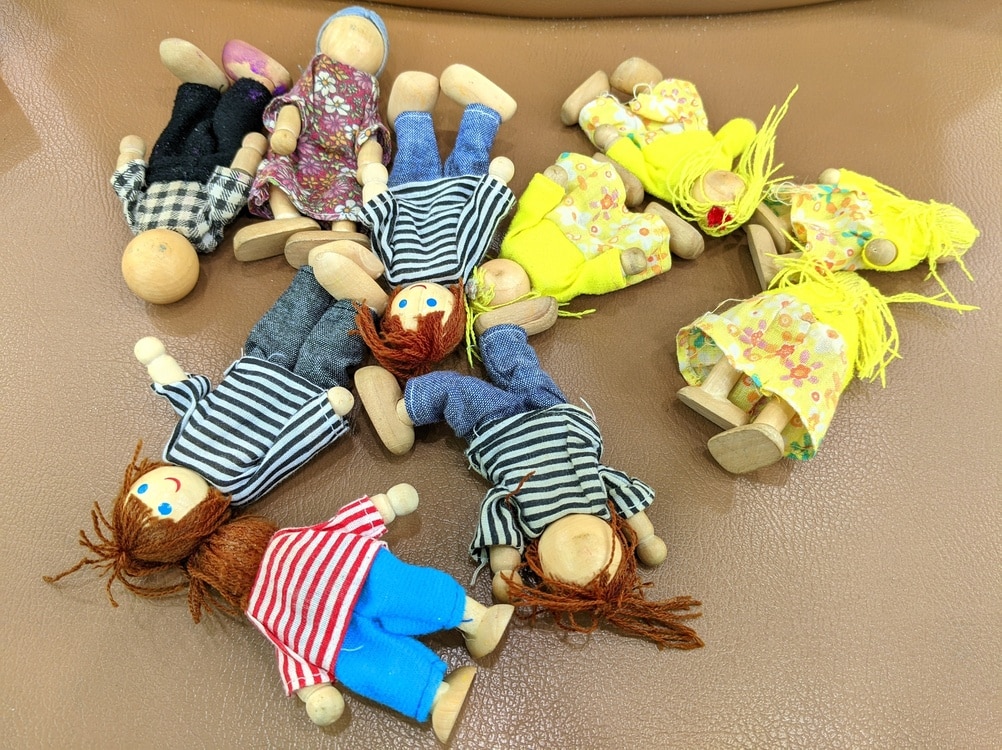 wooden peg family